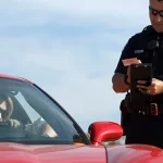 proc-se-policiste-v-usa-pri-zastavovani-auta-vzdy-dotykaji.webp.webp